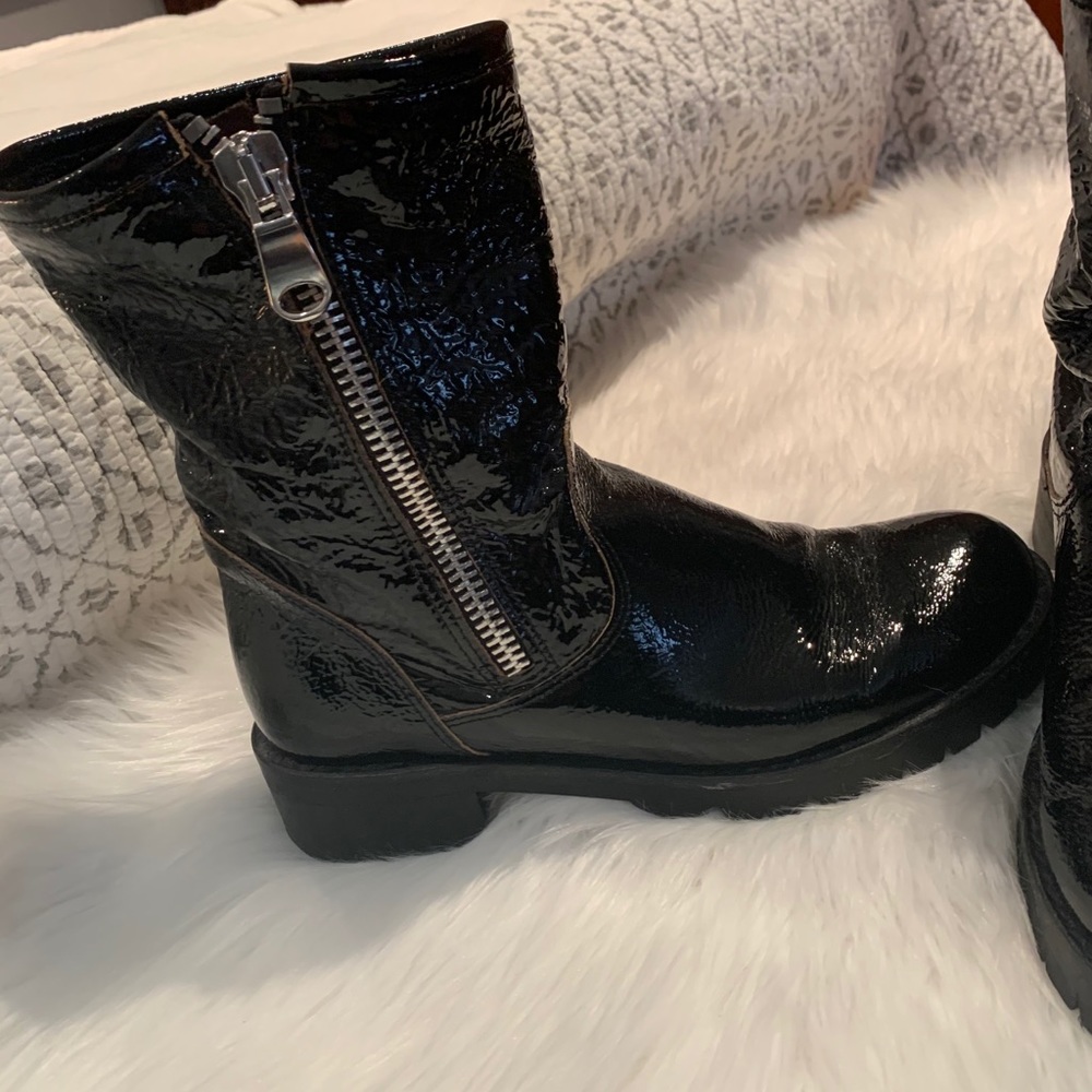 Gently used NOEE made in Italy blk varnished